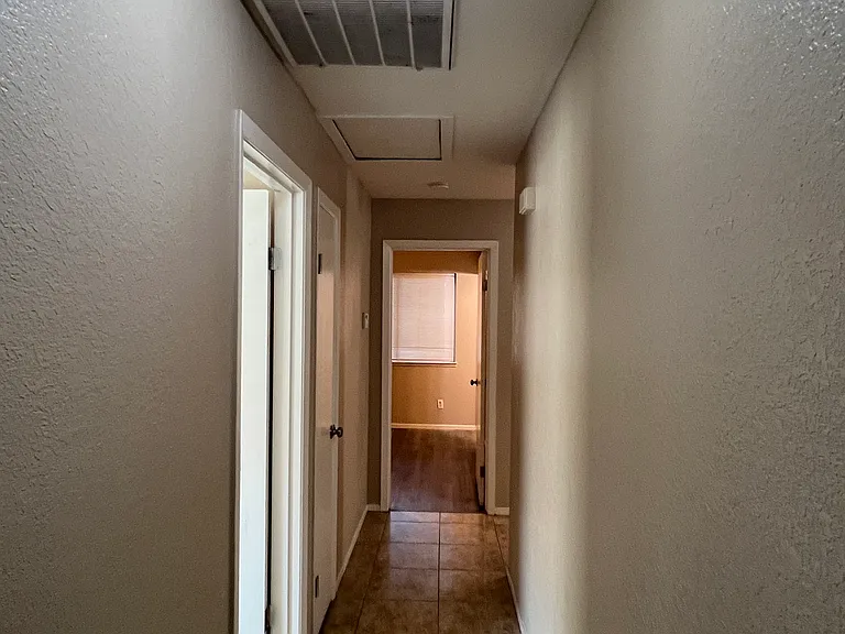 2752 Houston Ave — Photo 9