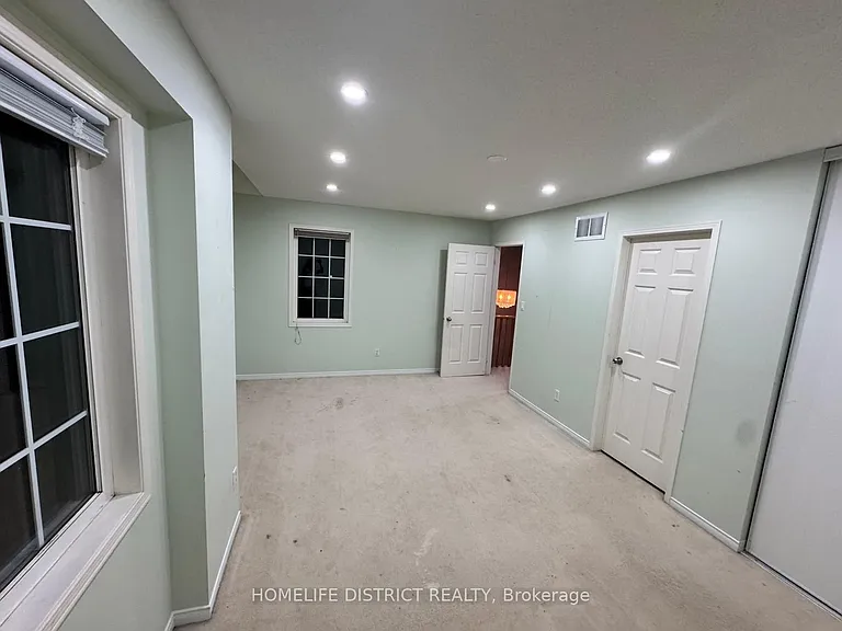 1100 Ashgrove Cres — Photo 41