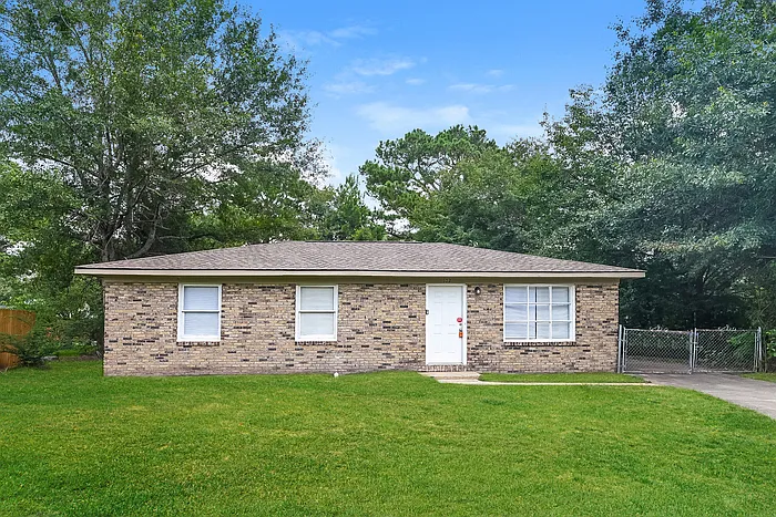 3 bed, 1.0 bath, 1050 sqft, $1,895 — Photo 1