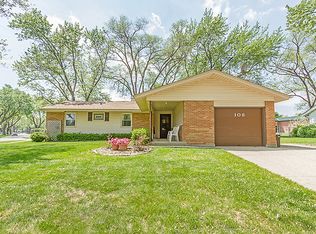 108 Woodcrest Ln, Elk Grove Village, IL 60007