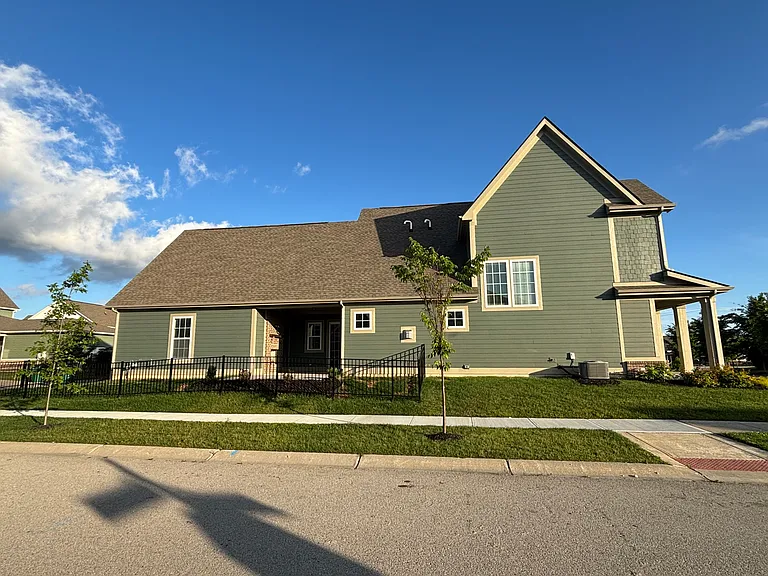 15109 Larchwood Dr — Photo 2