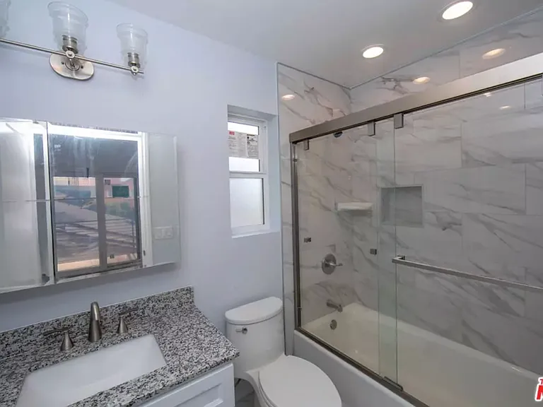 2210 S Harcourt Ave — Photo 12