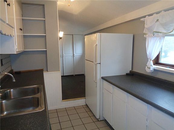 3rd image of 3814 East Ave