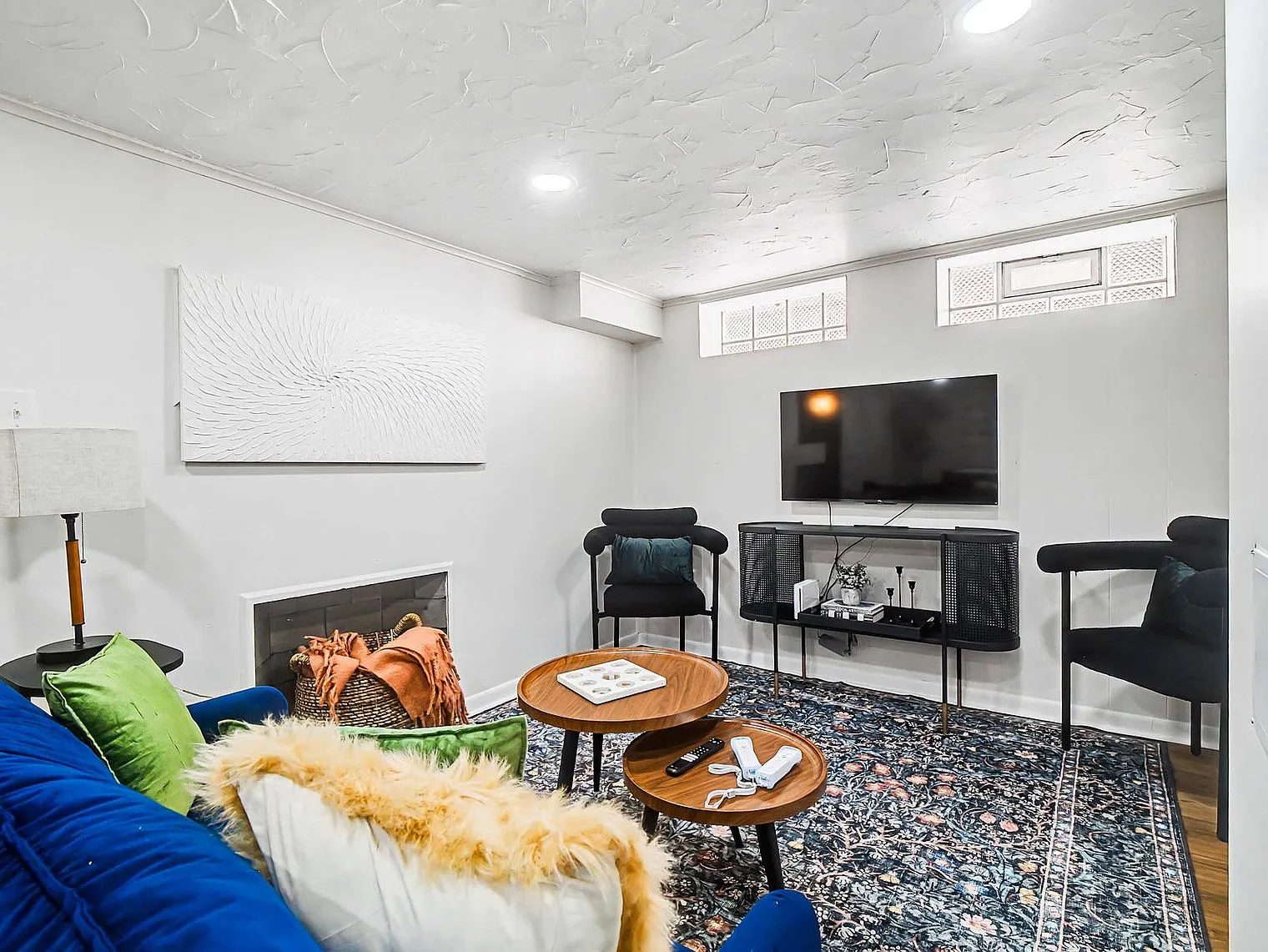 3 bed, 2.0 bath, 1076 sqft, $3,314 — Photo 2
