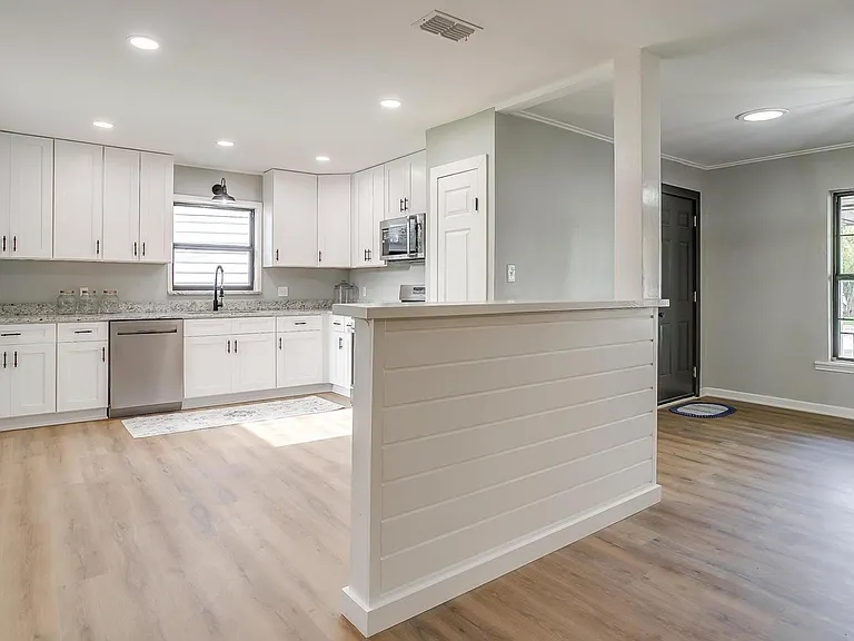 428 Live Oak Ln — Photo 3