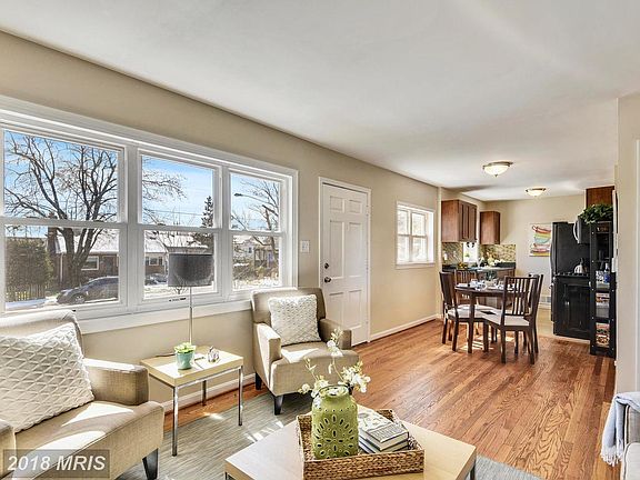 4th image of 10608 Lexington Ct