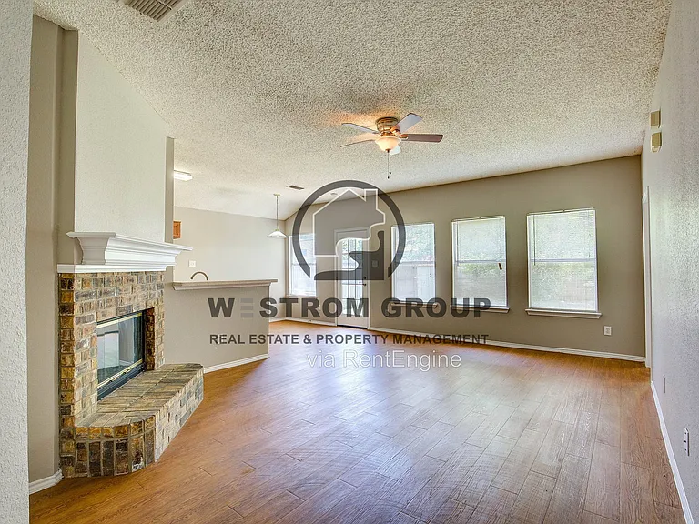 2363 Laurelhill Ln — Photo 4