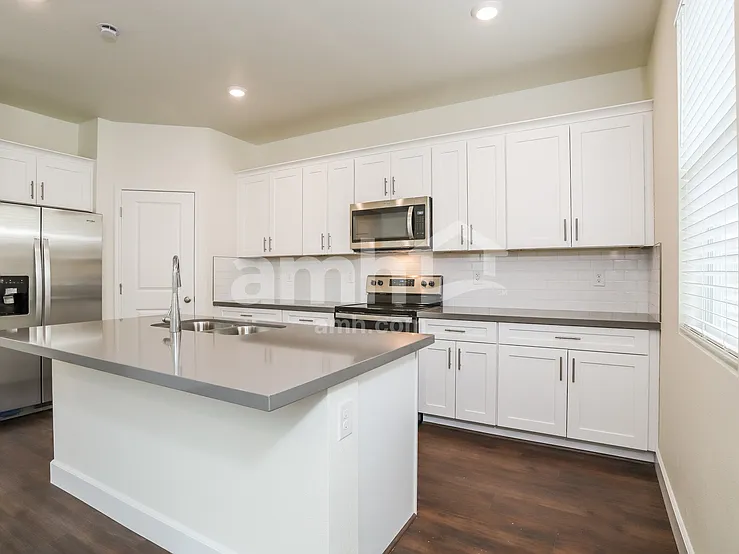 4 bed, 2.5 bath, 1837 sqft, $3,240 — Photo 4