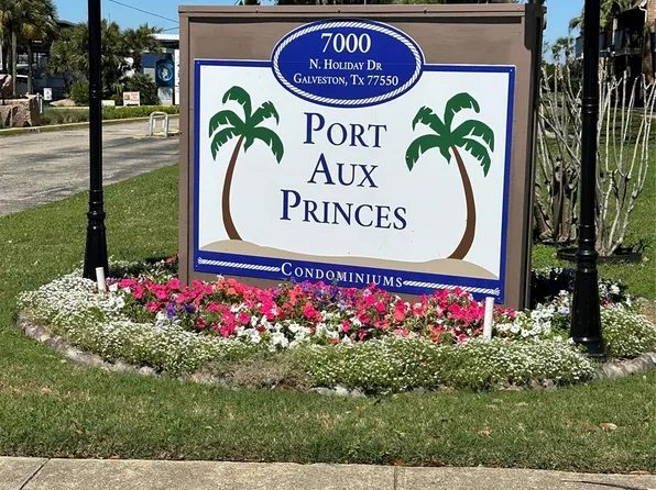 7112 N Holiday Dr, Galveston, TX 77550