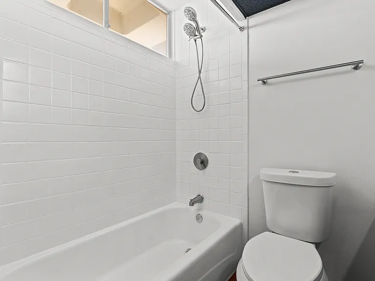 Four Oaks Apartments — Photo 22