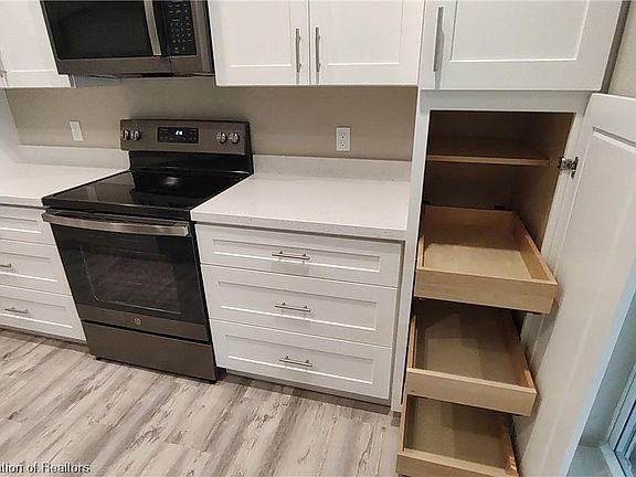 4th image of 3235 Popinjay Ave