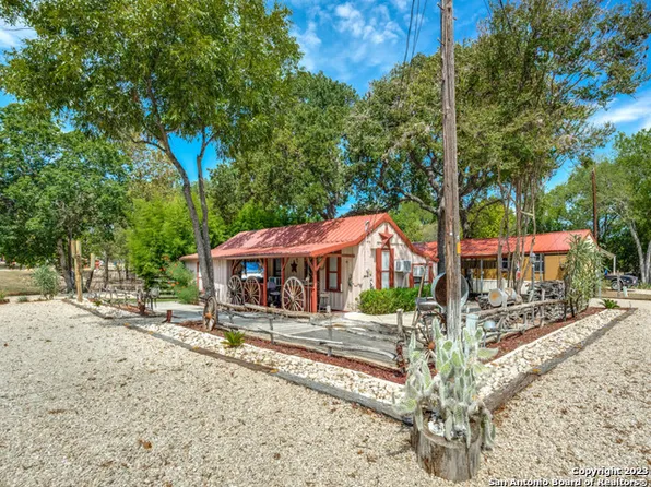 704 14th St, Bandera, TX 78003