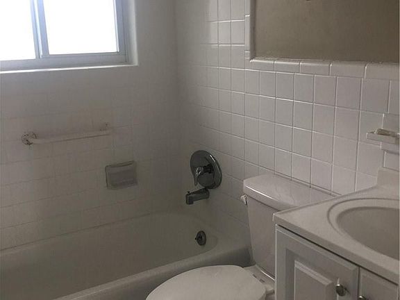 4th image of 822 NE 18th Ave APT 9