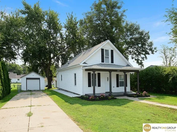 230 S McKenna Ave, Gretna, NE 68028