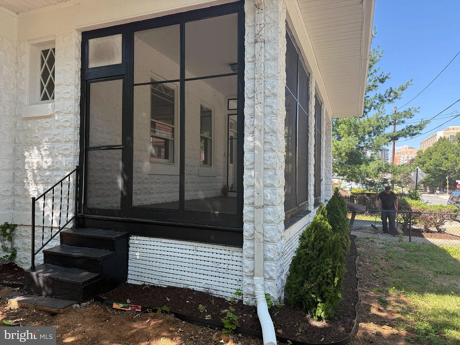 4 bed, 2.0 bath, 1760 sqft, $4,490 — Photo 3