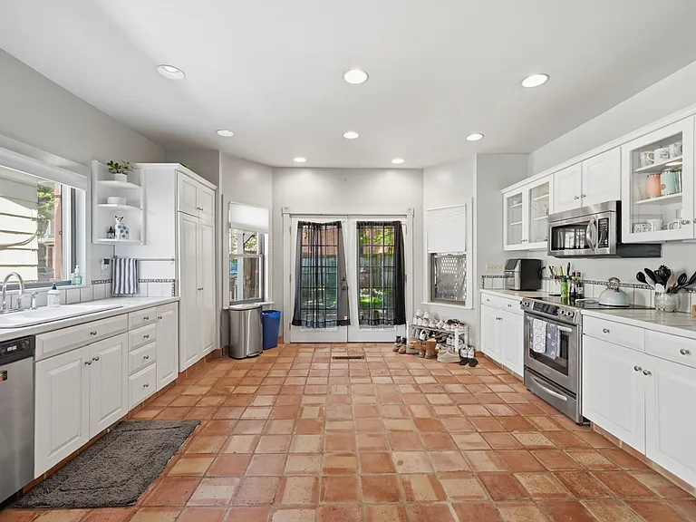 717 Copeland St — Photo 8