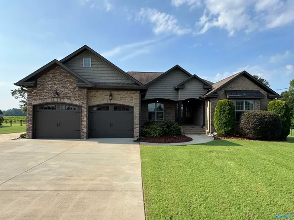 375 Creekside Cir, Gadsden, AL 35901