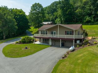 250 Christmas Village Rd, Womelsdorf, PA 19567