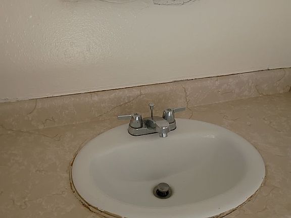5th image of 1932 Erin Dr APT 11