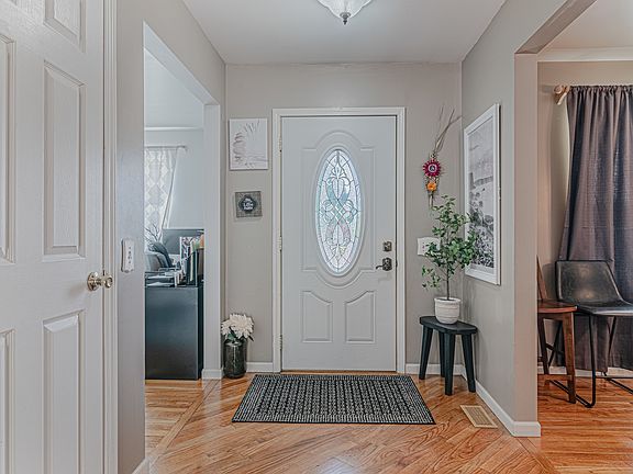 3rd image of 940 Crestville Ct