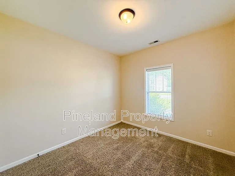 728 Roanoke Dr — Photo 18