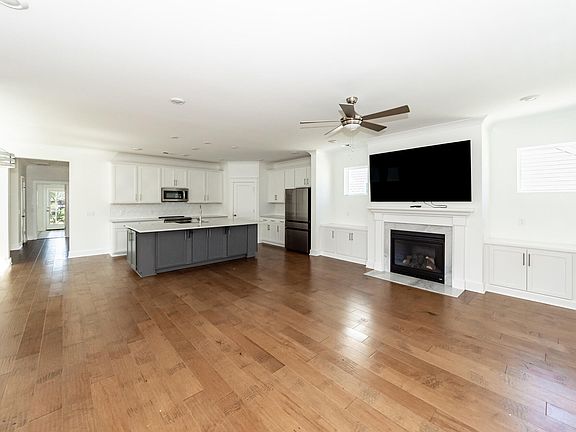 4th image of 111 Hewitt St