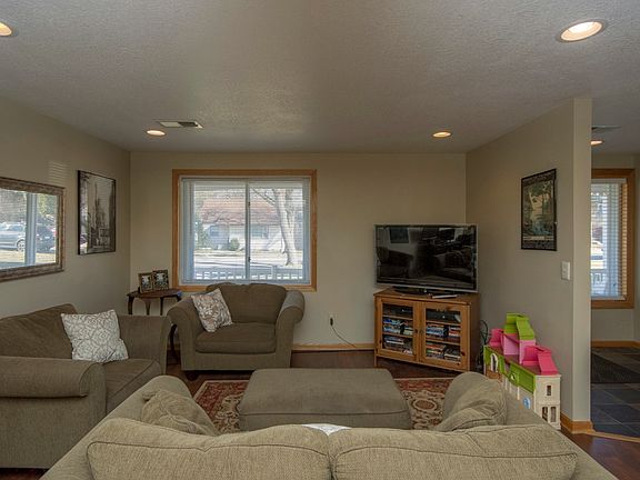 5th image of 616 Idaho Ave E