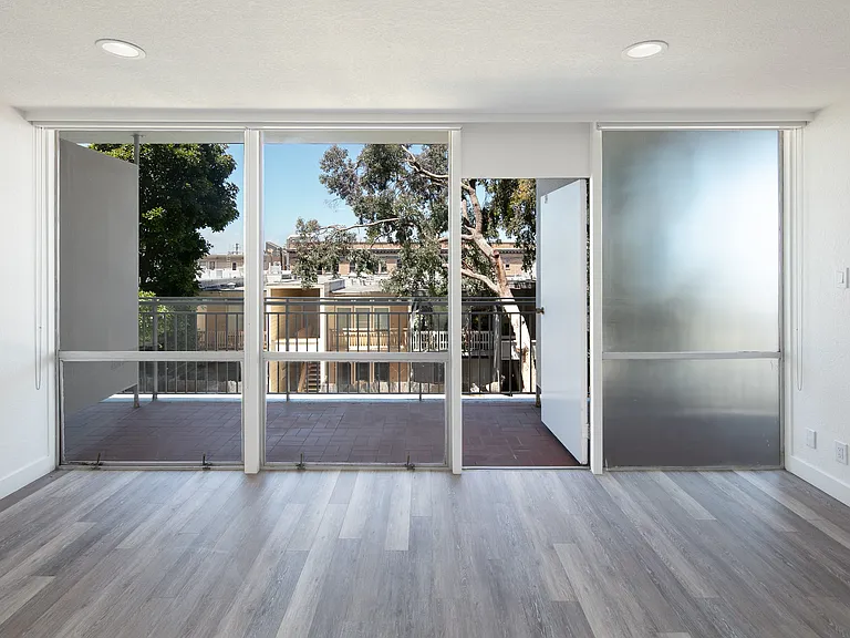 Crystal Tower Apartments — Photo 16