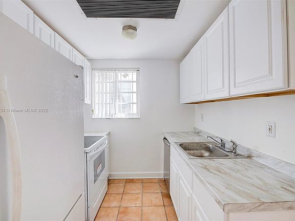 4th image of 530 15th St APT 203