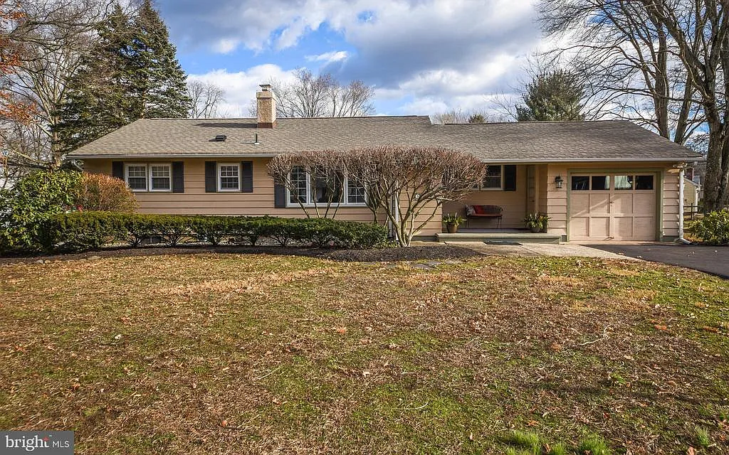 5 Manor Ln N photo 1