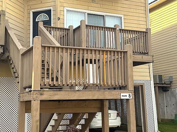 2nd image of 4 Yacht Club Dr APT 9