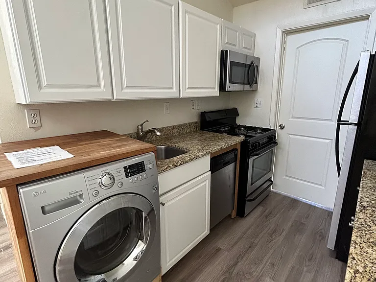 1106 W 22nd St #8 — Photo 4