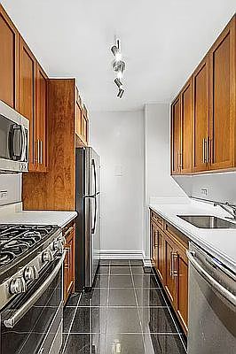 5th image of 200 E 71st St APT 9G