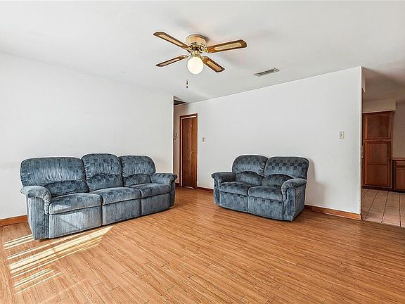 3rd image of 124 Yvonne Dr