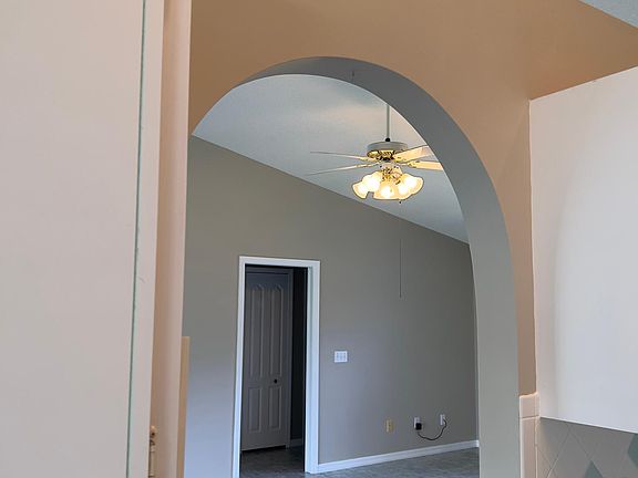 4th image of 12 White Horse Ln