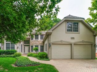590 Academy Woods Dr, Lake Forest, IL 60045