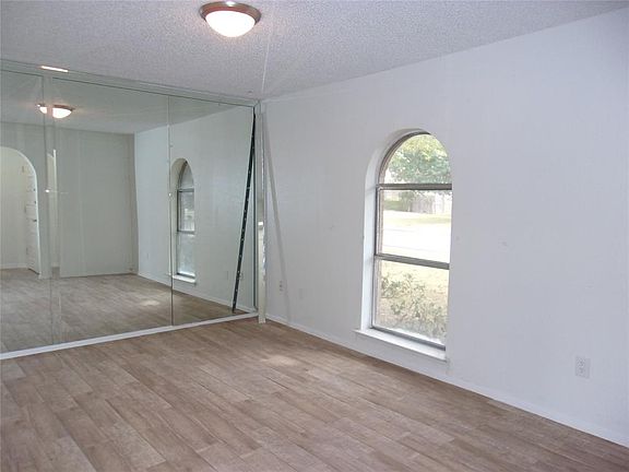 3rd image of 805 Monique Pl