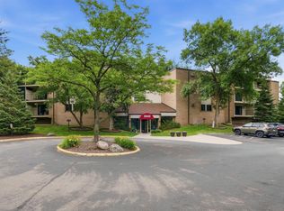5645 Green Circle Dr APT 305, Minnetonka, MN 55343