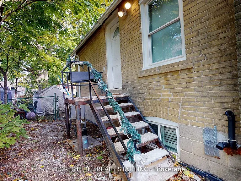 262 Poyntz Ave #2 — Photo 2