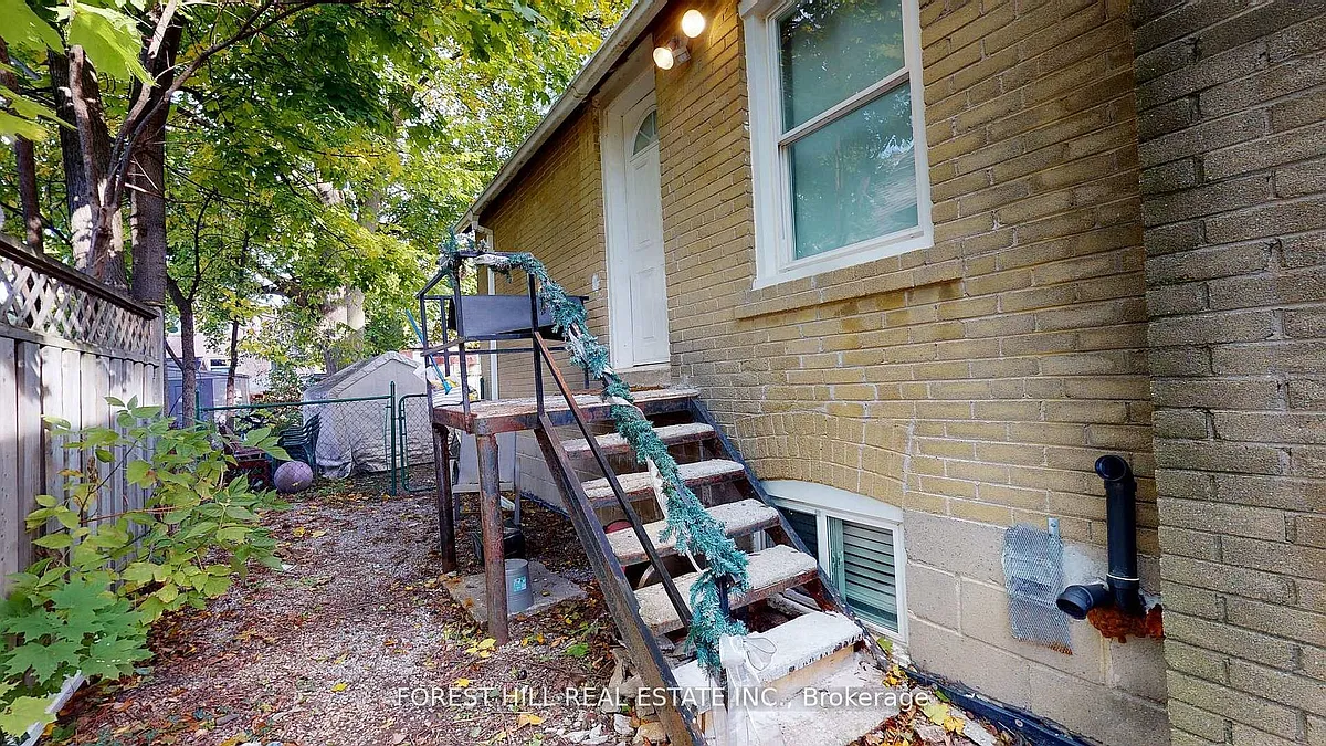 Building Photo - 262 Poyntz Ave #2