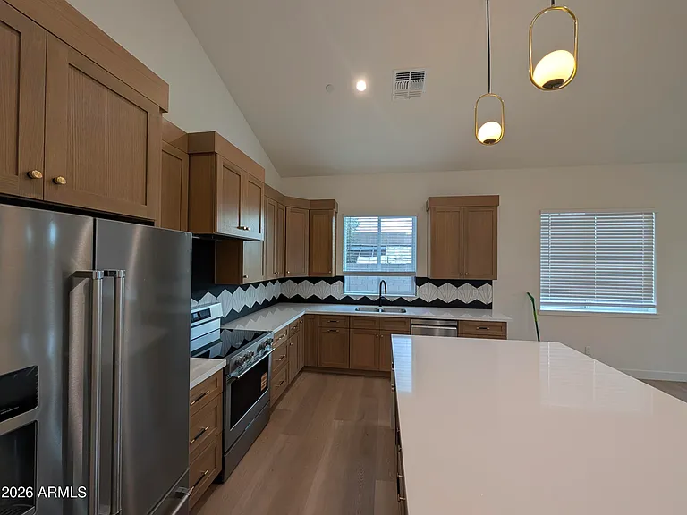 826 W 12th St — Photo 5