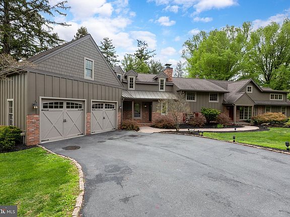 4th image of 1324 College Hill Dr