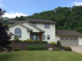 617 12th Ct N, La Crescent, MN 55947