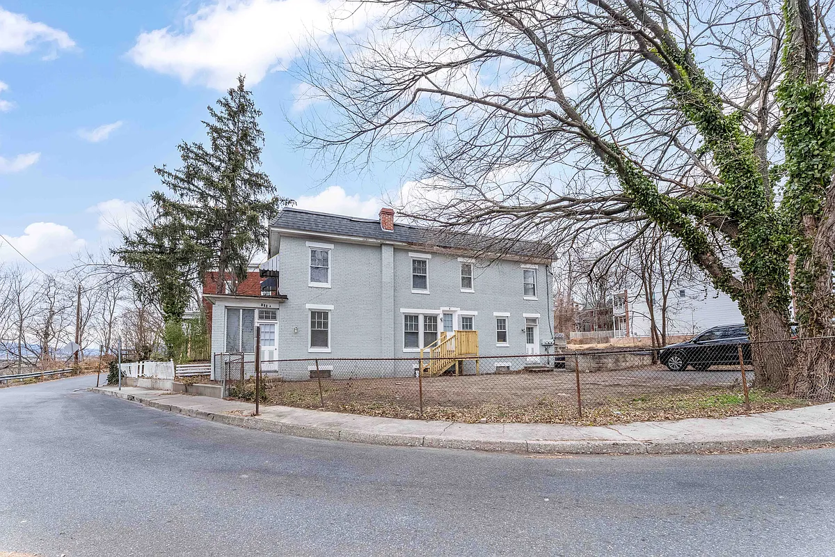 Building Photo - 109 Royal Ter #TOP