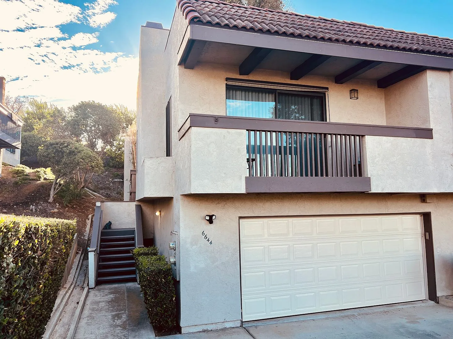 Move in Special-Two Story Three Bedroom Montezuma Townhouse College East — Photo 2
