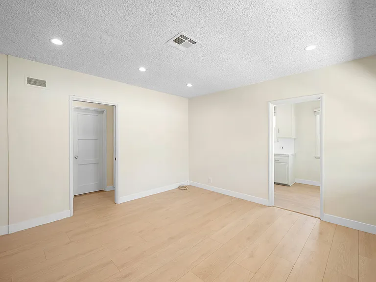 1009 W Angeleno Ave #202 — Photo 3
