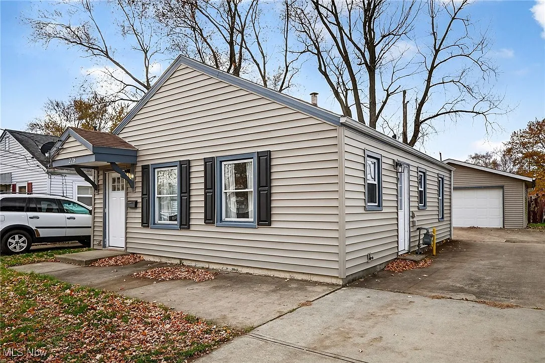 228 Hayes Ave photo 1