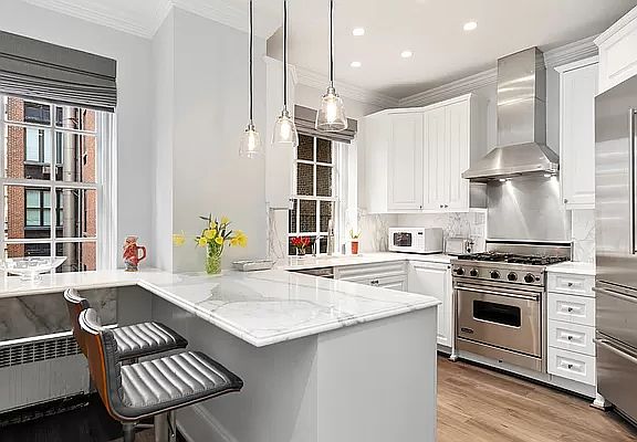 5th image of 1 W 64th St Suite 3E