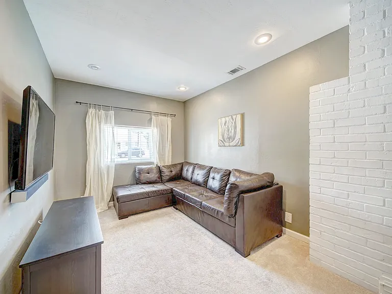1024 Locust St — Photo 14