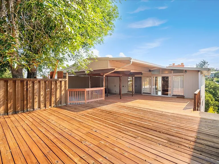 2209 Thurm Ave — Photo 23